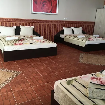 Хотел Rose Garden 4*